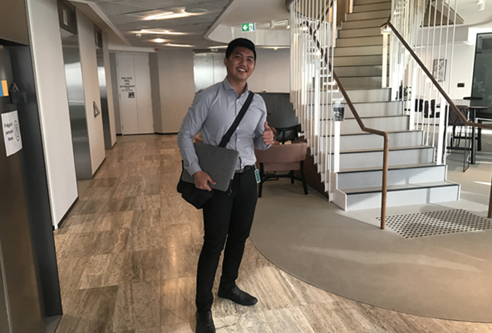 Grant Thornton Graduate Al Bautista leaving the office